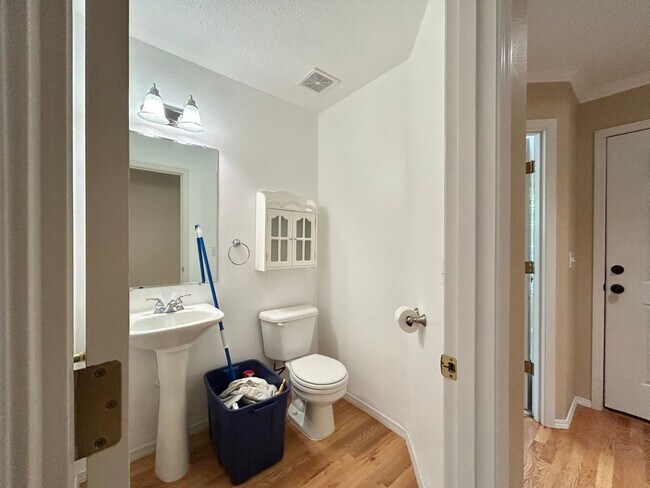 Building Photo - Spacious 4 Bed, 2.5 Bath House