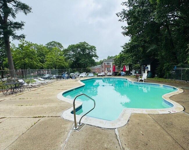 Building Photo - 2 Bedroom Condo for Rent - Tyngsboro