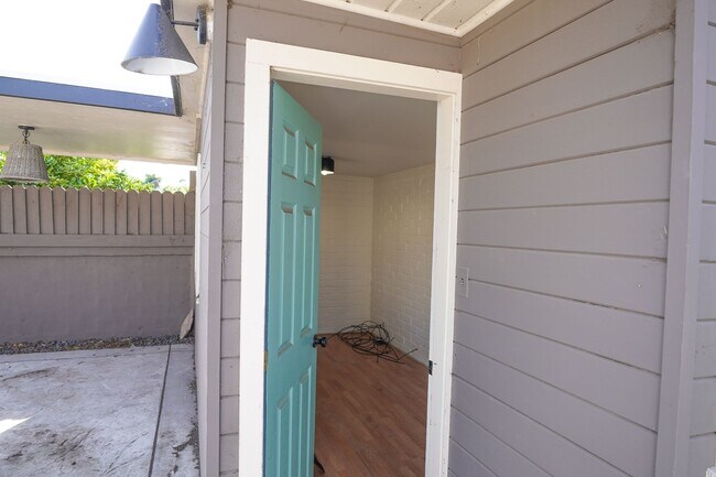 Building Photo - Mid-Century Home Available in the Richmond...