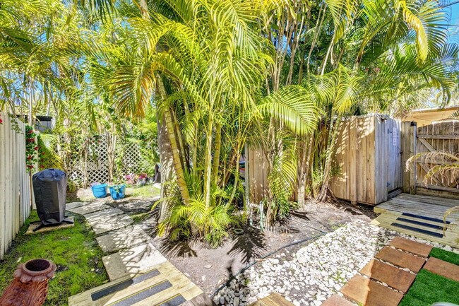 Building Photo - 521 28th St