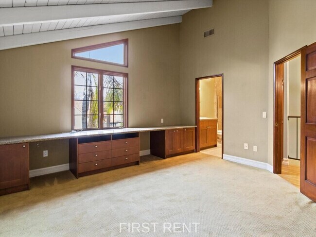 Building Photo - 8642 Villa La Jolla Dr