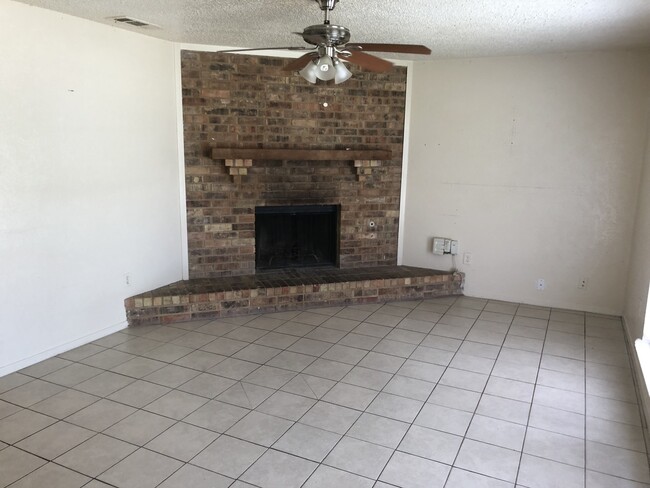 Building Photo - Cozy Half Duplex in Irving!!