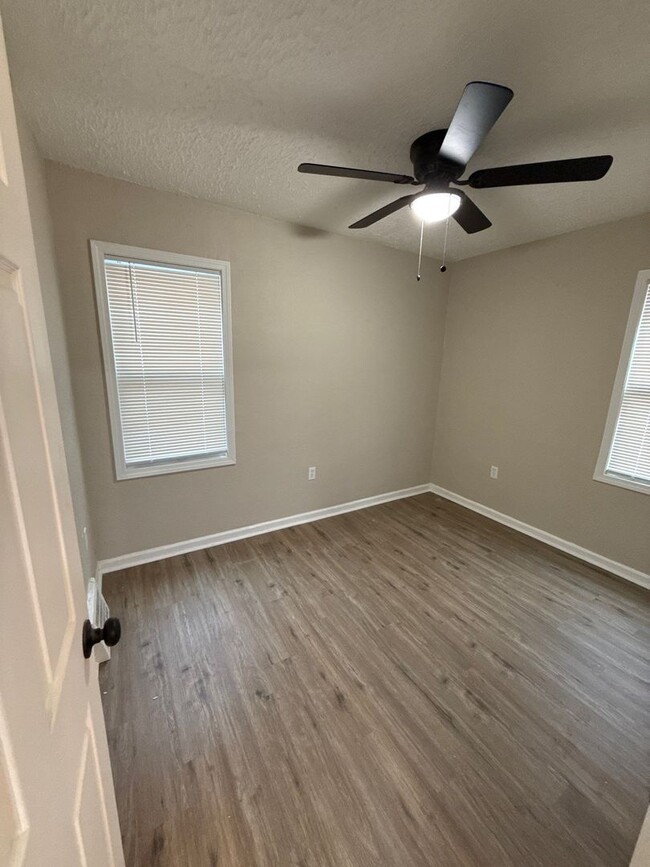 Building Photo - Renovated 3-Bedroom Home – We Welcome Sect...