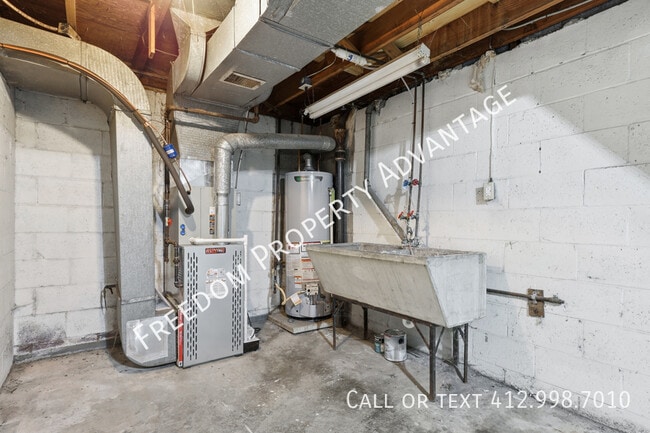 Building Photo - 3396 Columbia Dr