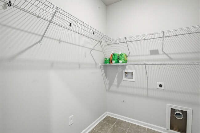 Building Photo - 145 Binscombe Ln