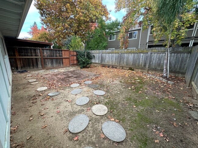 Building Photo - Spacious 2 Bedroom Duplex