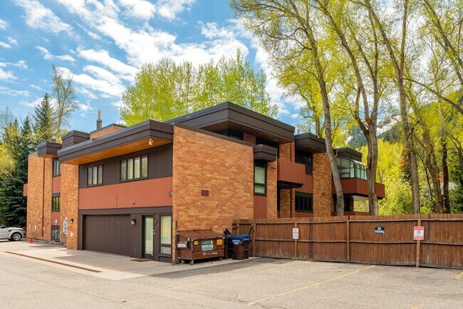Building Photo - 400 W Hopkins Ave
