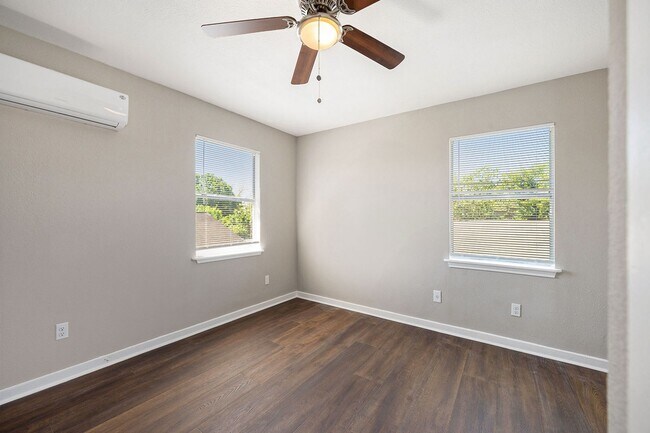 Building Photo - 517 Center St