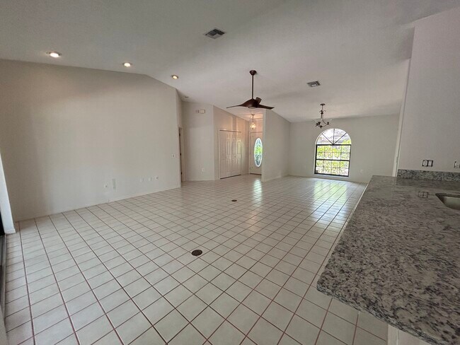 Building Photo - 4137 Woodview Dr