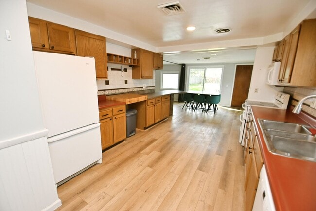 Building Photo - 3 bedroom 2 bath ranch style home in South Bend IN