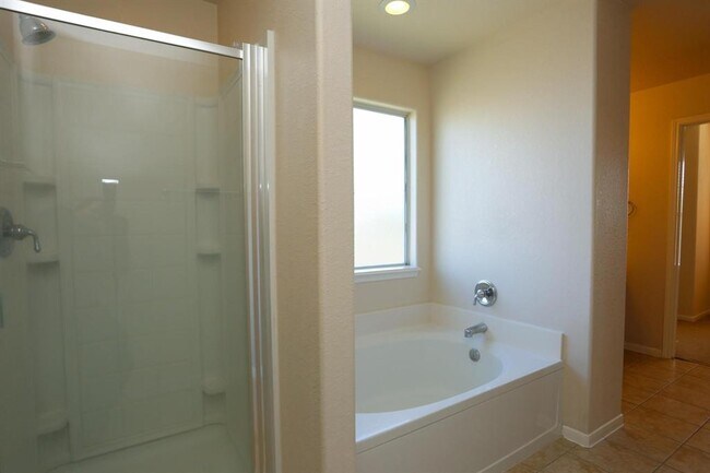 Building Photo - 422 New Hope Ln