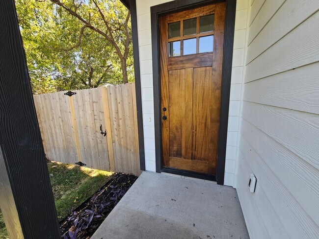 Building Photo - Available now ready for immediate move in ...