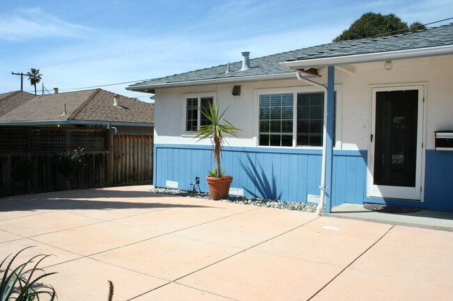 Building Photo - 3 Bedroom Home- Laminate Floors- Central A...