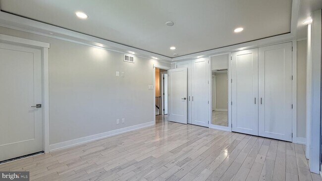 Building Photo - 10 Cedarbrook Dr