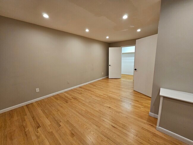 Building Photo - 246 Seaside Ave