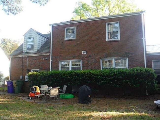 Building Photo - Larchmont