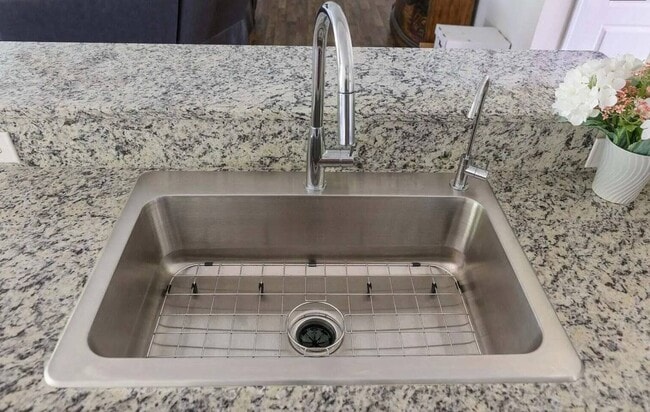 Building Photo - 1424 Oxpens Rd