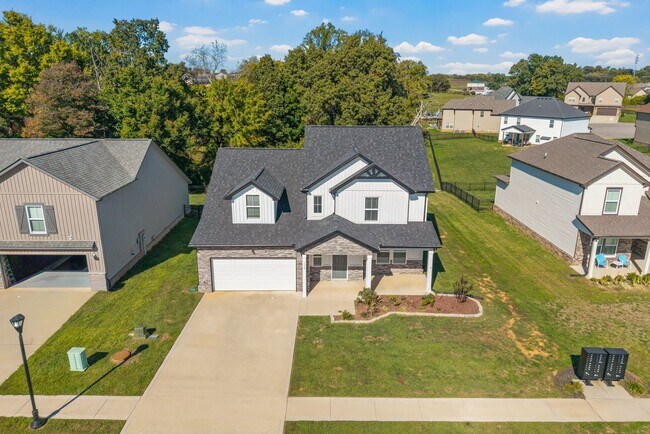 Building Photo - Luxury Meets Comfort: 5-Bed Beauty with Ch...