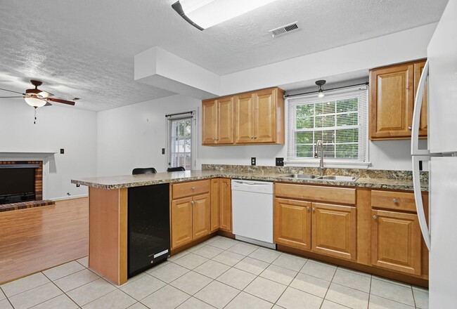 Building Photo - 40 Westview Dr