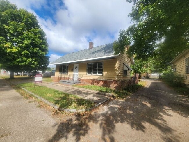 Building Photo - 2 Bedroom 1 Bath House on the Northside