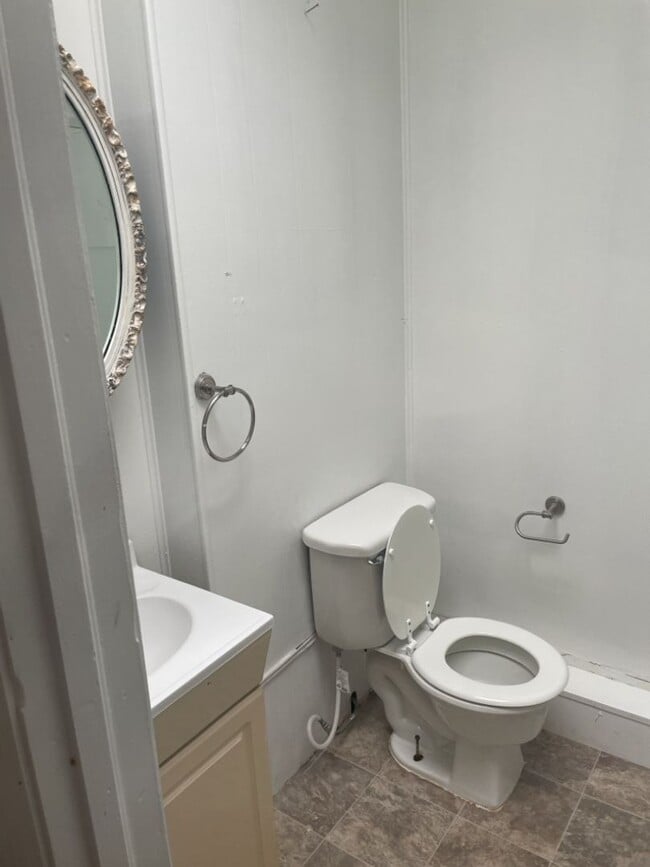 Building Photo - 734 1/2 Massachusetts St