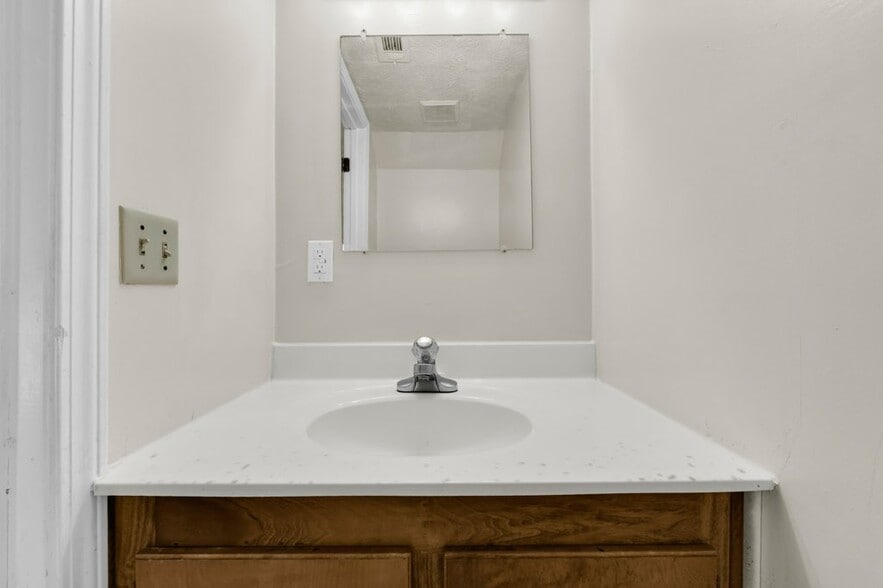 Building Photo - 164 High St