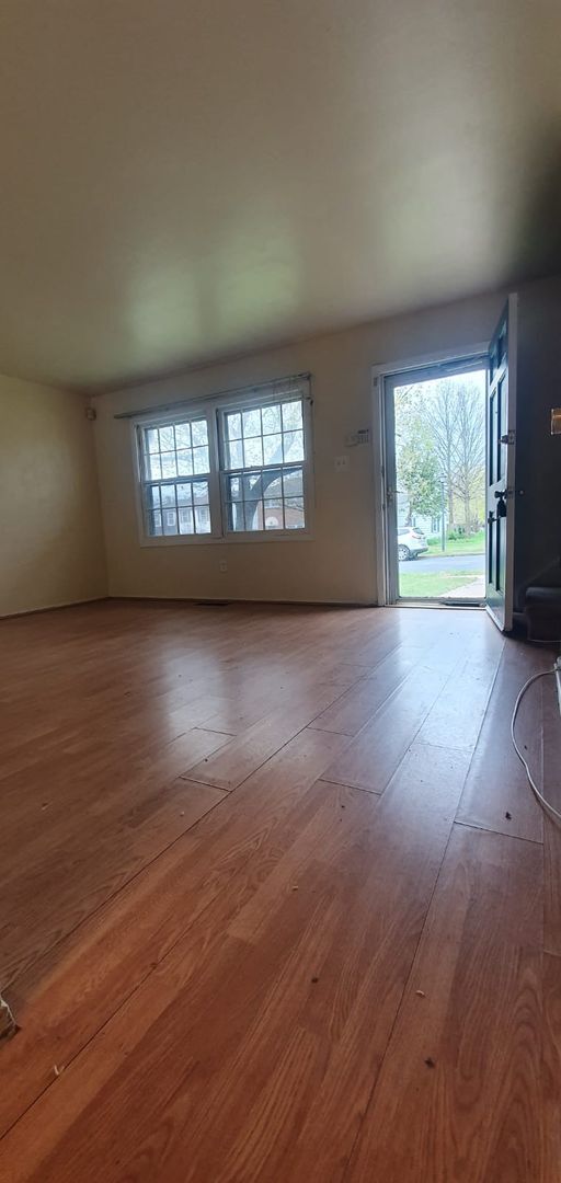 Building Photo - Condo for rent with parking and yard large...