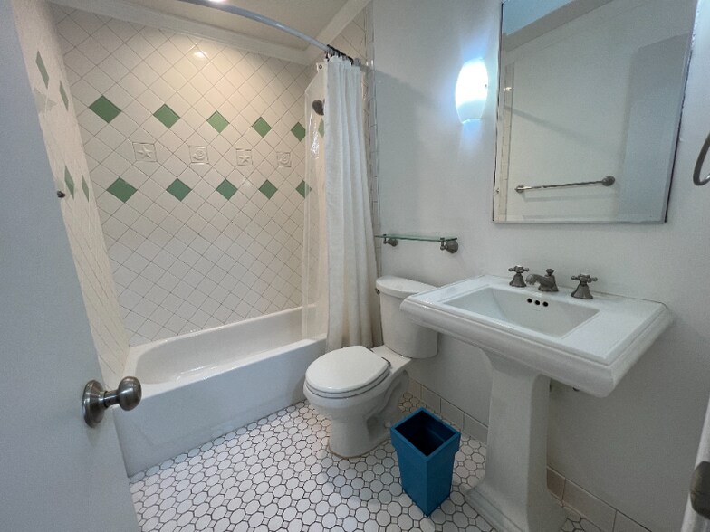 Building Photo - 216 Citrona Dr