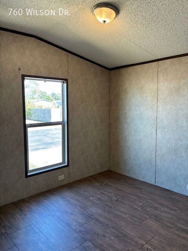 Building Photo - 760 Wilson Dr