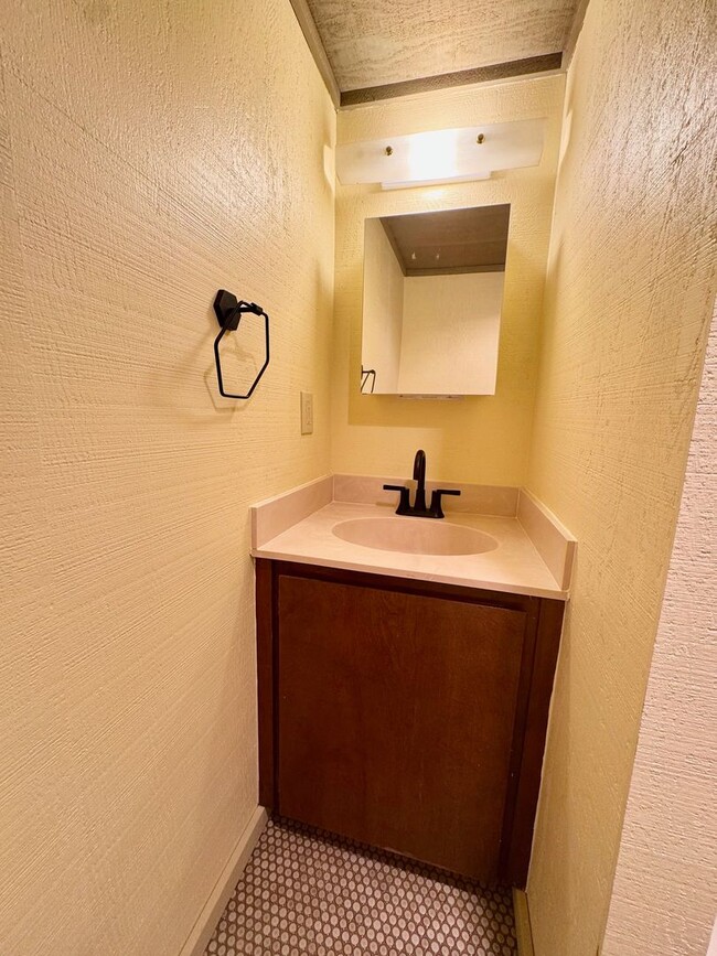 Building Photo - Come live in this quiet corner of Harstine Island!