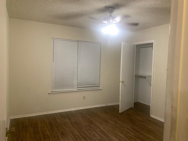 Building Photo - 420 Oakwood Ln