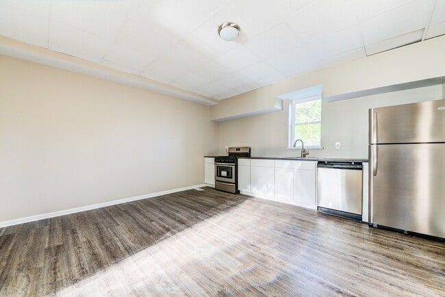 Building Photo - AVAILABLE NOW- 3 BEDROOM, 1.5 BATH HOME!