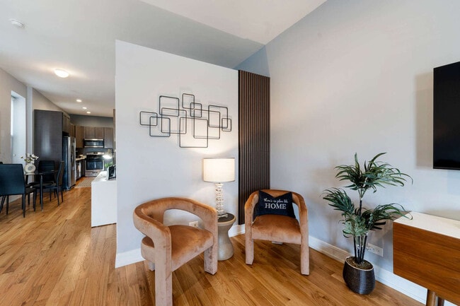 Building Photo - 109 S Paulina St