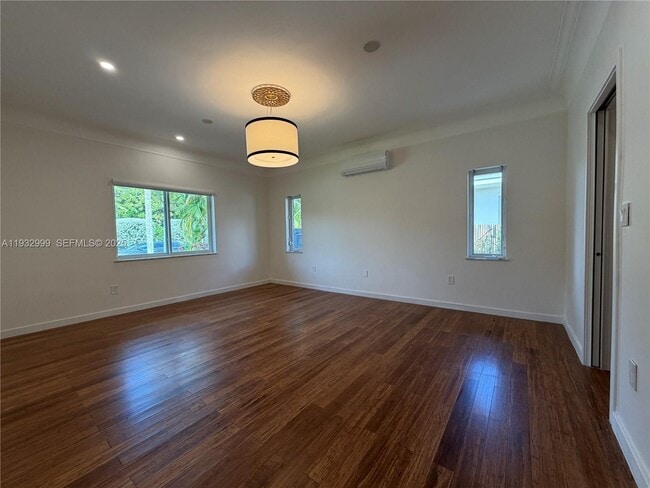 Building Photo - 621 W Dilido Dr