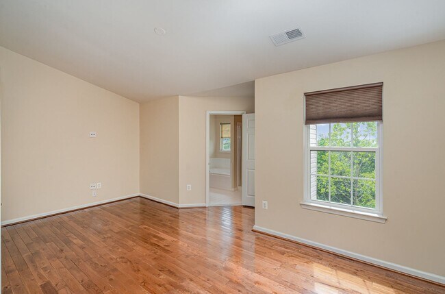 Building Photo - NORTH STAFFORD WELL MAINTAINED TOWNHOME FOR RENT