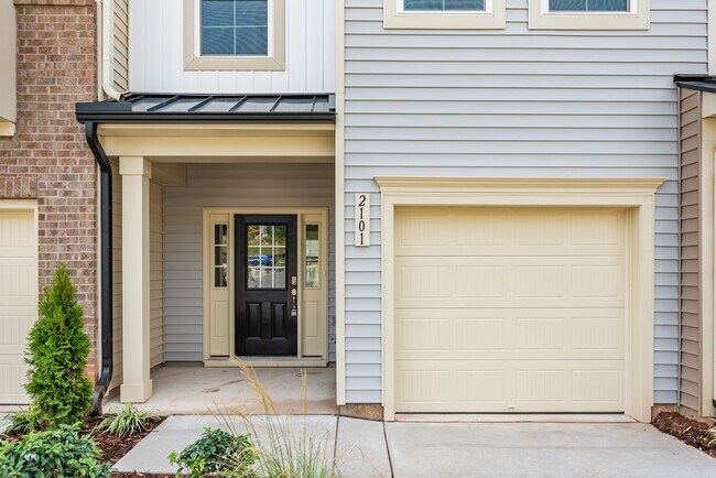 Building Photo - Available July 1 - 3 Bed, 2.5 Ba in Convenient Location! Pet Friendly!