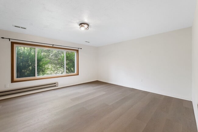 Building Photo - Beautiful 5-Bedroom close to Greenbluff. Mead/Mt Spokane District