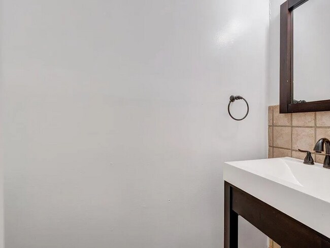 Building Photo - 1702 Elbert Dr