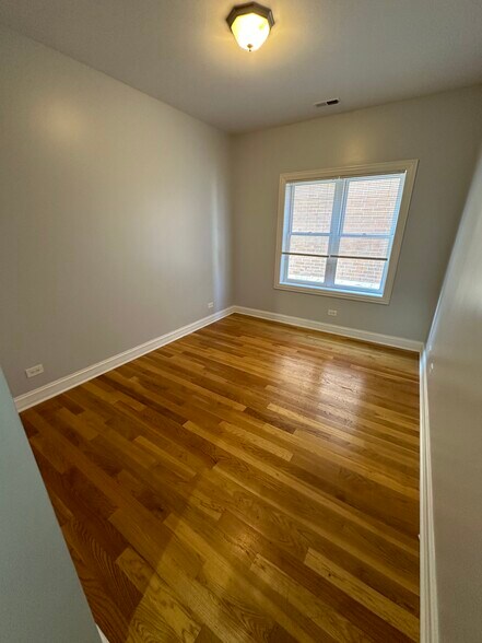 Building Photo - 6229 N Richmond St