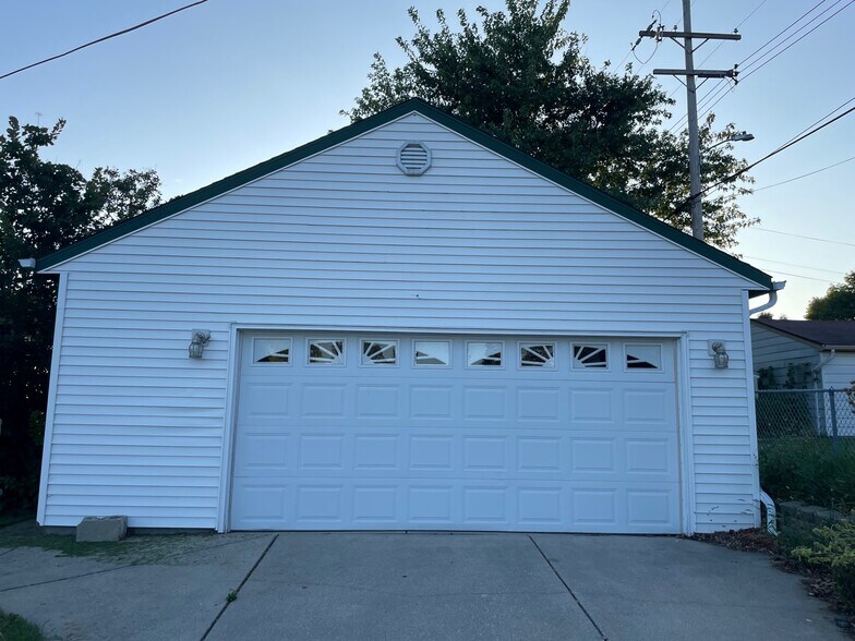 Building Photo - 6838 W Oklahoma Ave