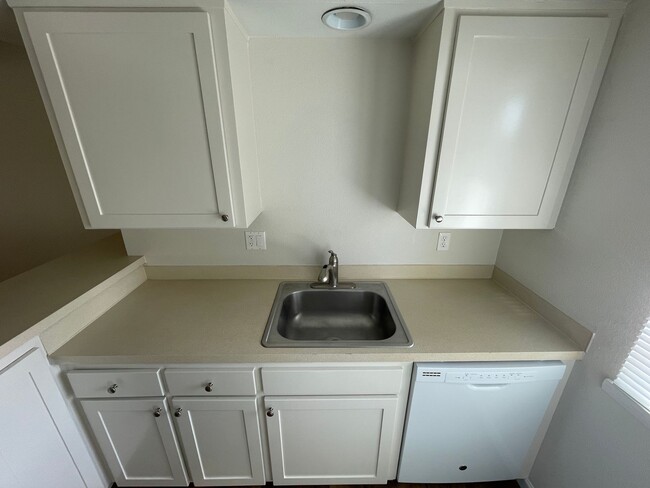 Building Photo - What the luxury of your OWN bathroom?