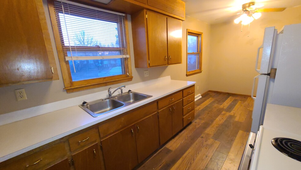 Building Photo - 145 8th Ave E