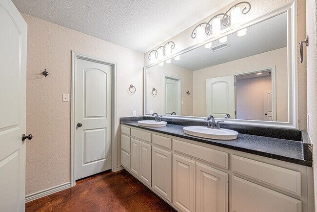 Building Photo - 3 bed 2 bath home with 2 car garage!