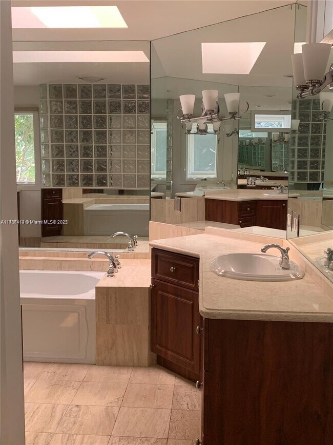 Building Photo - 4410 Brighton Pl