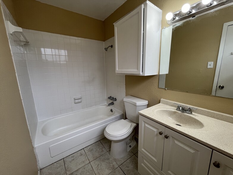 Building Photo - 806 Canna St