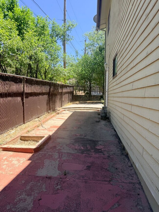 Building Photo - 812 Coronado Ave