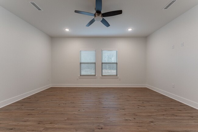 Building Photo - Beautiful Home on Two Acres