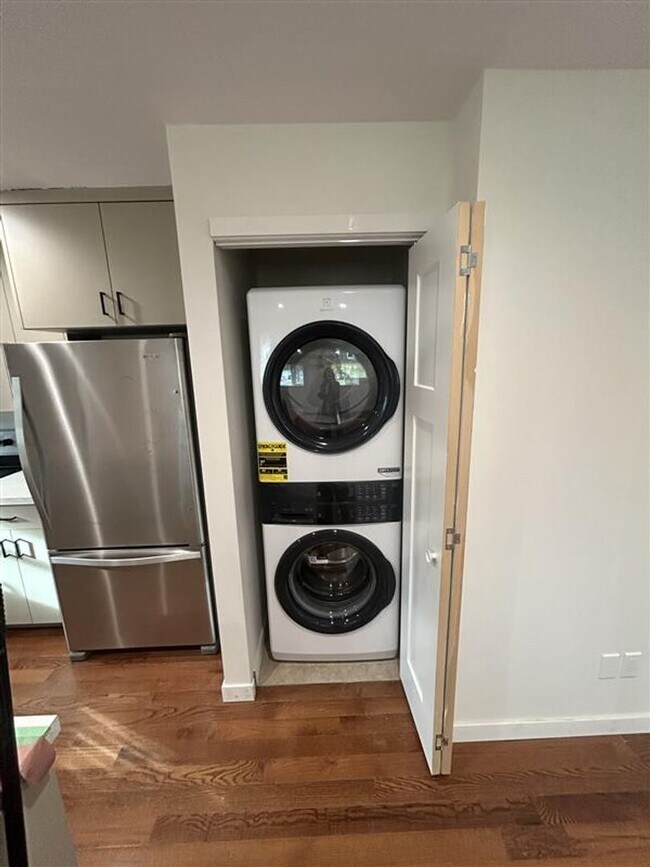 Building Photo - 118 S Harkness St