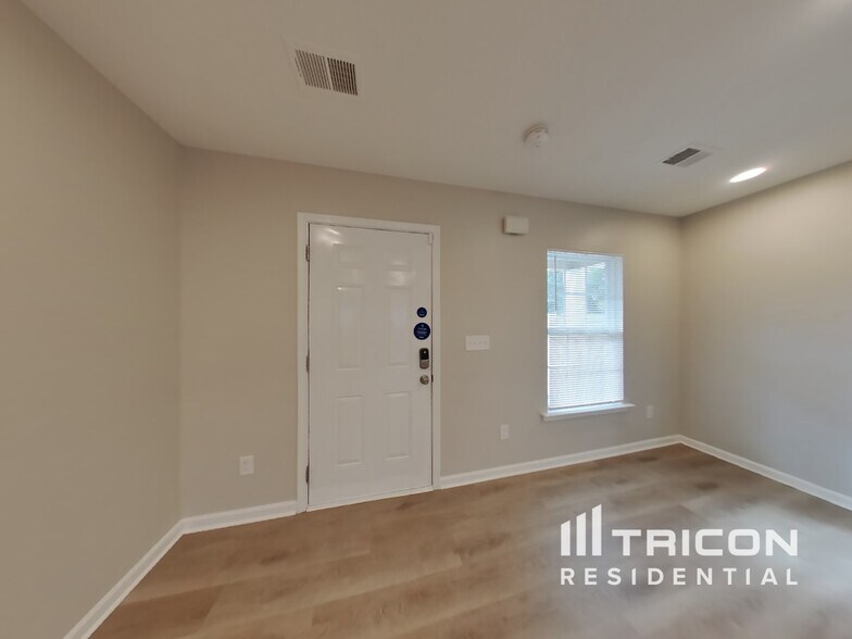 Building Photo - 870 Markham Cir