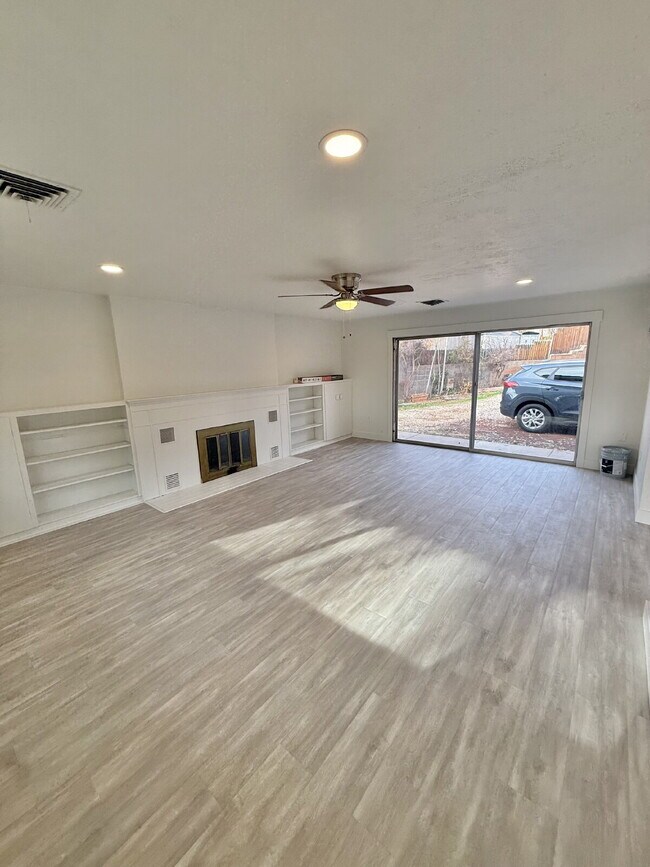 Building Photo - 288 W Diagonal #A 3 Bed/2 Bath